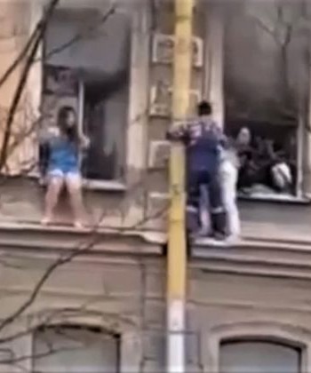 В Петербурге дворник спас девушек из горящего здания, забравшись по трубе