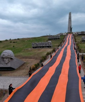 В ДНР на Саур-Могиле развернули георгиевскую ленту длиной 300 метров