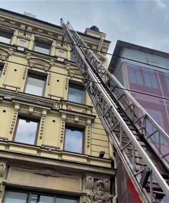 Крупный пожар вспыхнул в старинном доме на Невском проспекте в Петербурге