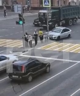 Момент наезда автомобиля на пешеходов в Омске попал на видео