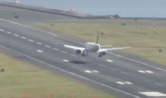 Жёсткая посадка самолёта в аэропорту Мадейры попала на видео