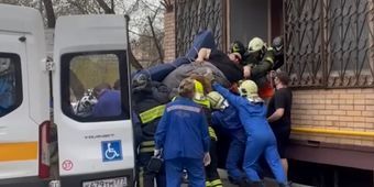 Умер 400-килограммовый москвич, которого эвакуировали через окно квартиры