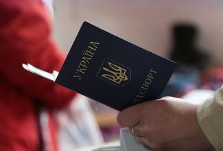 Украина запретила выдачу загранпаспортов военнообязанным за границей