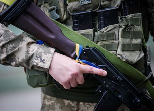 Украинский боец взял в заложники сослуживцев и медиков, сообщили СМИ