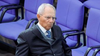 В Германии раскопали могилу недавно умершего экс-главы МВД Шойбле