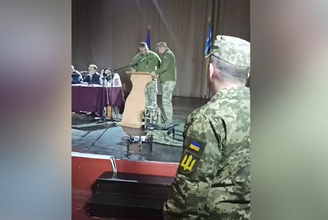 На Украине приглашённый в горсовет военком раздал повестки депутатам