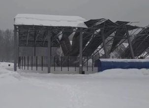 Над катком на юге Москвы под тяжестью снега рухнул навес