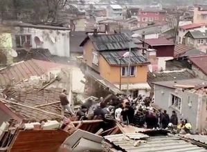 Два жилых дома обрушились в центре Стамбула