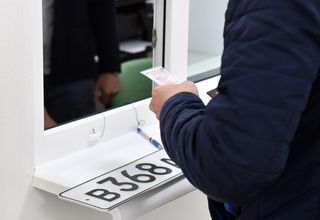 В Москве автомобилистам начали выдавать знаки с кодом региона 997