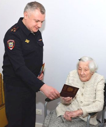Переехавшему с Украины 104-летнему ветерану ВОВ вручили российский паспорт