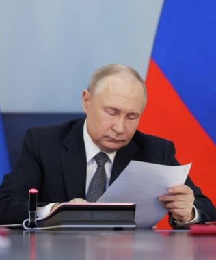 Путин поручил утвердить список ушедших из России компаний