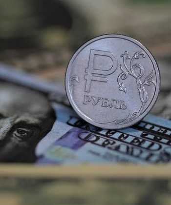 Курс доллара обновил годовой максимум и превысил 87 рублей