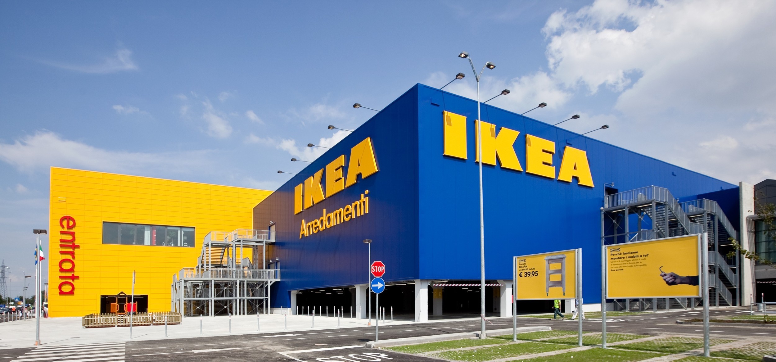 Всплеск насилия в Швеции продолжается: три человека зарезаны в IKEA