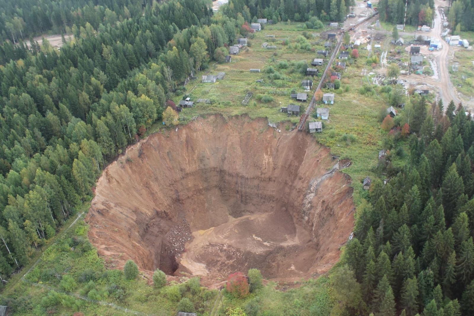 Провал в Соликамске (Прикамье) продолжает увеличиваться