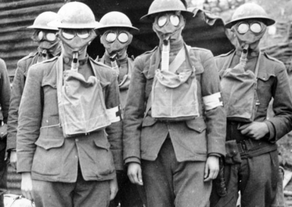 Первая мировая война. Британские солдаты в противогазах.