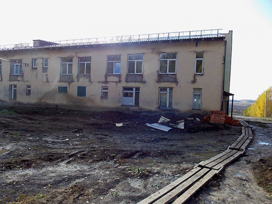 Так выглядел корпус детского отделения 1 октября 2015 года — сайдинг отсутствовал. Фото Юрия Красильникова 
