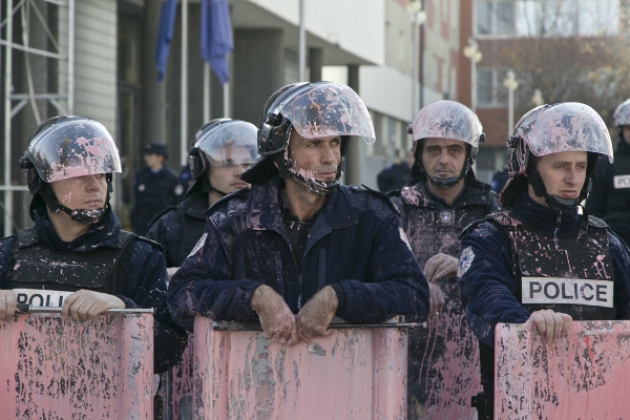 Полиция перед зданием скупщины Косово