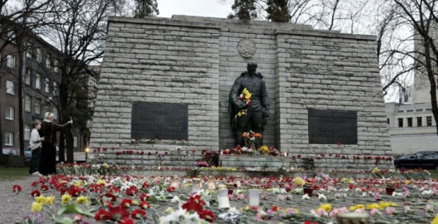 Памятник Воину-освободителю в центре Таллина. Варварски перенесен на окраину Таллина в апреле 2007 года