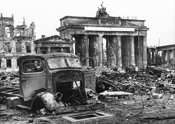 Бранденбургские ворота в Берлине, 1945