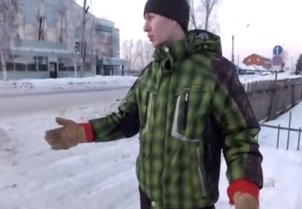 Один из участников акции по расчистке дорог Александр Кобзов
