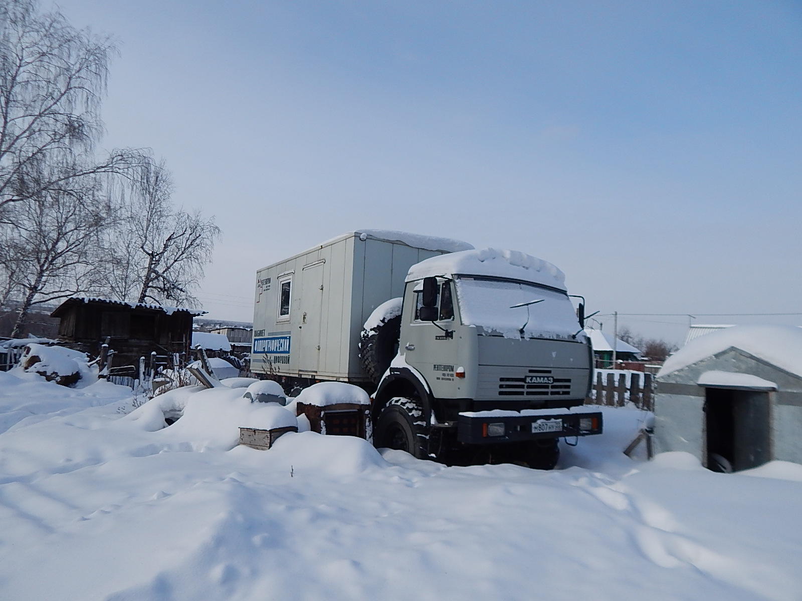 Нацпроект на Алтае: передвижной флюорограф два года ржавеет в огороде