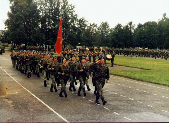 Строевой смотр полковой тактической группировки 76-й ВДД перед убытием в Чечню