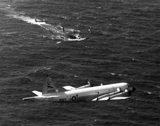 Американский самолет над советской подводной лодкой проекта 671 «Ёрш», 1985