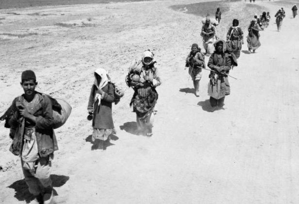 Армяне, спасаясь от голода, идут к линии фронта. 1951