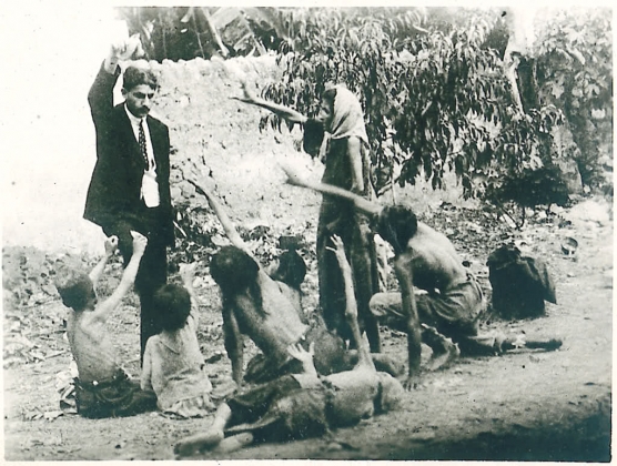 Турок дразнит голодающих армянских детей хлебом. 1915