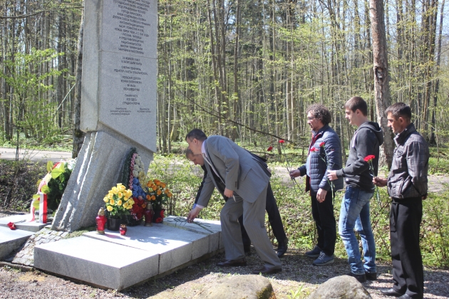 Калининградская область. Мы возлагаем цветы к памятнику на месте гибели польского журналиста Северина Пененжны. 