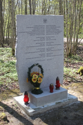 Гранитная плита памяти польских дипломатов, погибших в немецко-фашистском лагере «Хохенбрух»