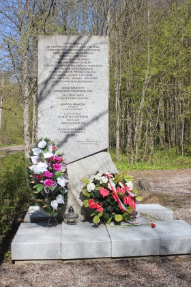 Гранитная плита памяти польских журналистов и общественных деятелей, погибших в немецко-фашистском лагере «Хохенбрух»