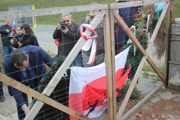 Флаг Армии Крайовой завесили польским государственым стягом
