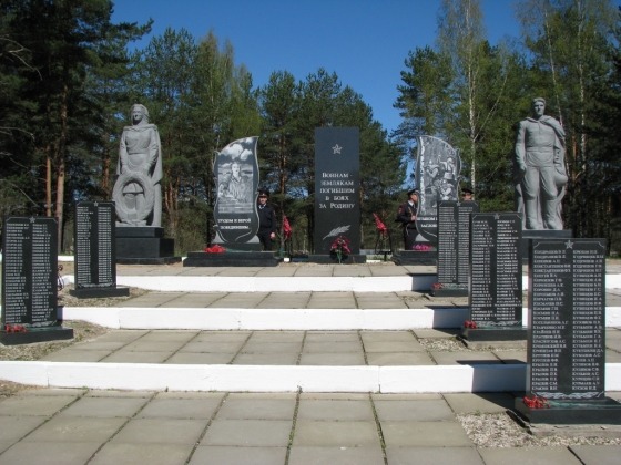 Восстановленный мемориальный комплекс в посёлке Хвойная Новгородской области