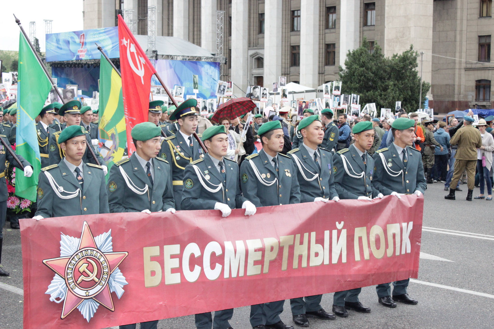 Бессмертный полк» в Казахстане: «Мы тоже помним 9 мая!» — фоторепортаж