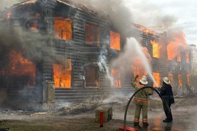30 пожарных тушат двухэтажный жилой дом в Томске