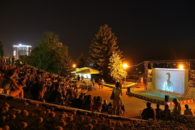 Фестиваль уличного кино ночью