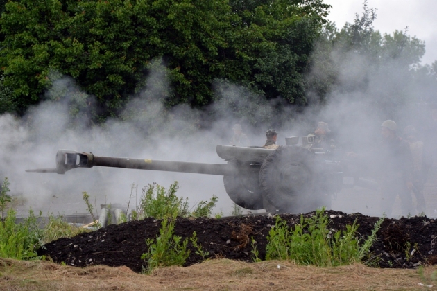 Украинская артиллерия ведёт обстрел