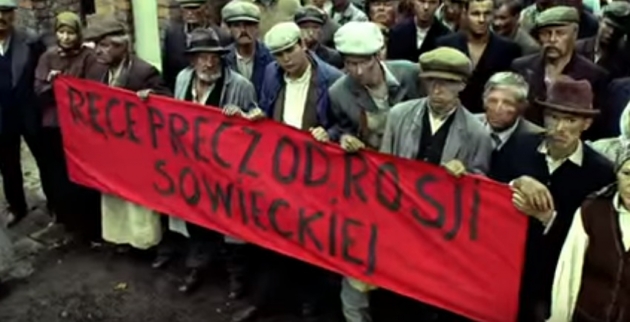 Надпись на транспаранте гласит — «Руки прочь от Советской России»