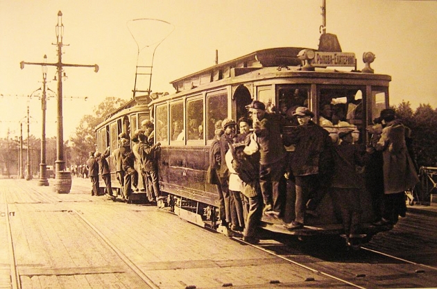 Переполненный петербургский трамвай с зацеперами. 1933 год