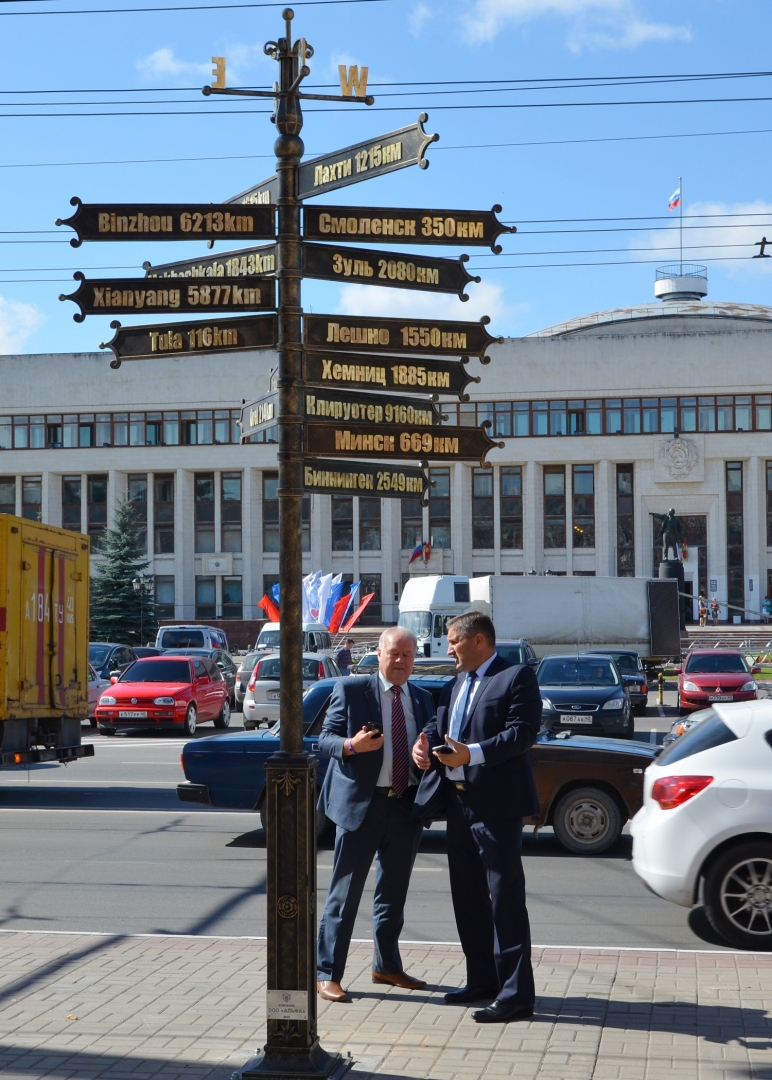 В Калуге установили столб с указателями городов-побратимов