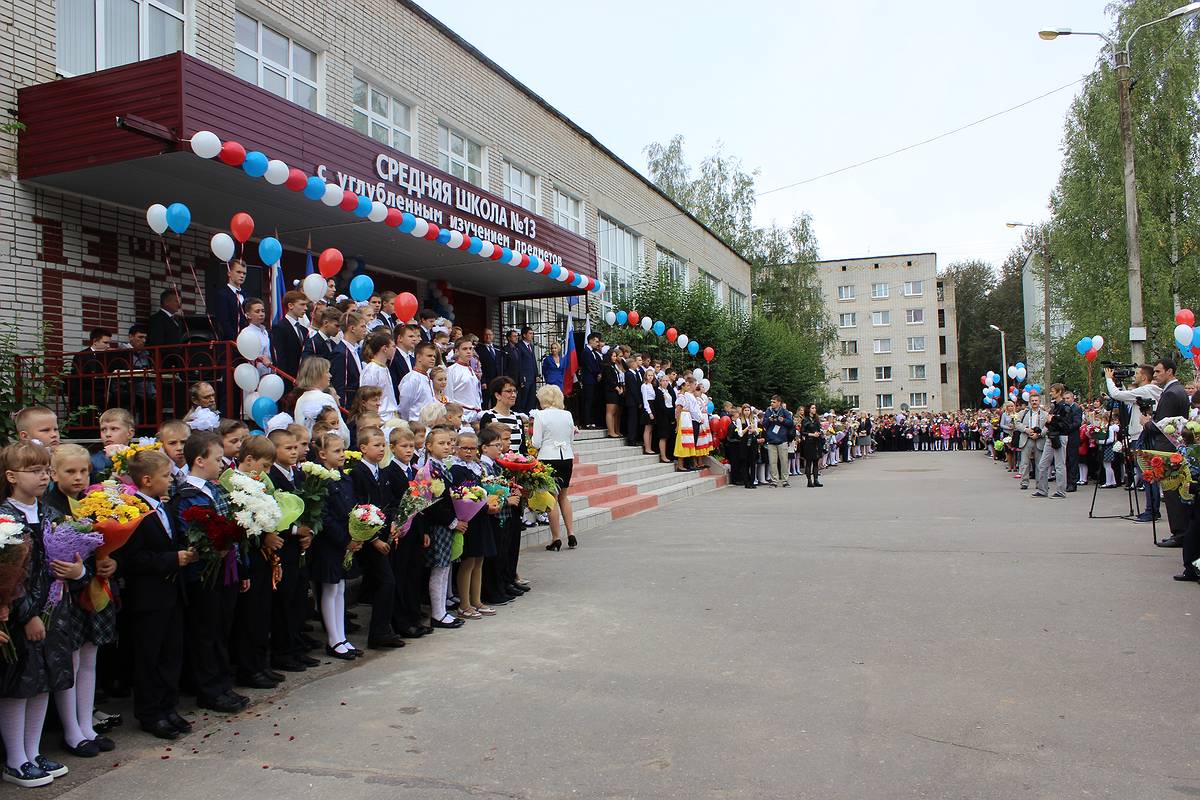 Новые классы, тетрадки и «килограммы знаний»: новгородское 1 сентября