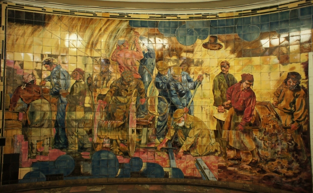 Майоликовые панно Метростроевцы (1935) на станции Комсомольская радиальная работы выдающегося художника Евгения Лансере