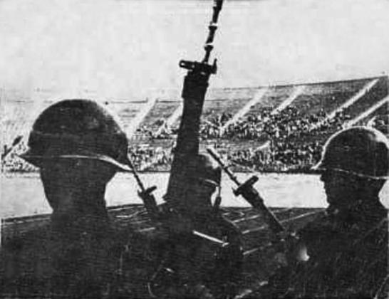 Вооружение на национальном стадионе Чили, используемом как тюрьма и место пыток после пиночетовского переворота 