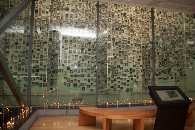 Стена с фотографиями жертв режима Пиночета в музее памяти и прав человека в Чили 
