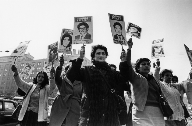 Женщины с фотографиями исчезнувших родственников, протестовавших против Пиночета 
