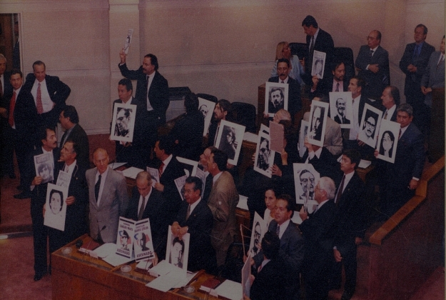 Сенаторы Чили с фотографиями исчезнувших противников Пиночета, 1988 
