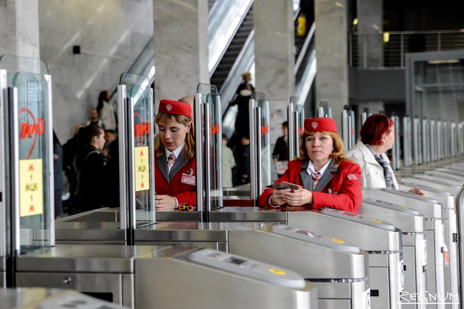 Метро москвы 3 суток. Турникеты МЦК. Турникеты на МЦК В Москве. Контроллер на турникетов метро. Кассиры Московского метро.