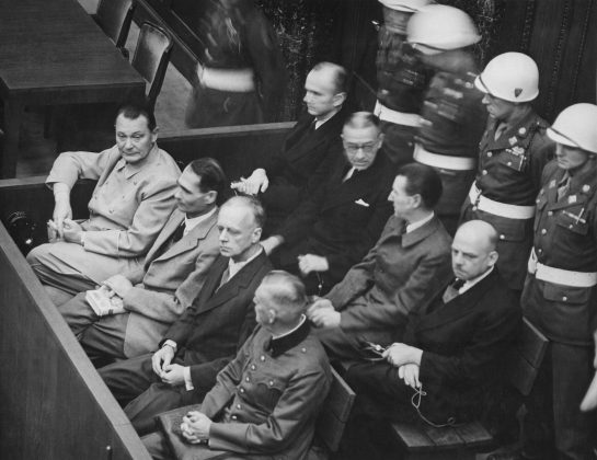Герман Геринг (первый слева) на Нюрнбергском Трибунале