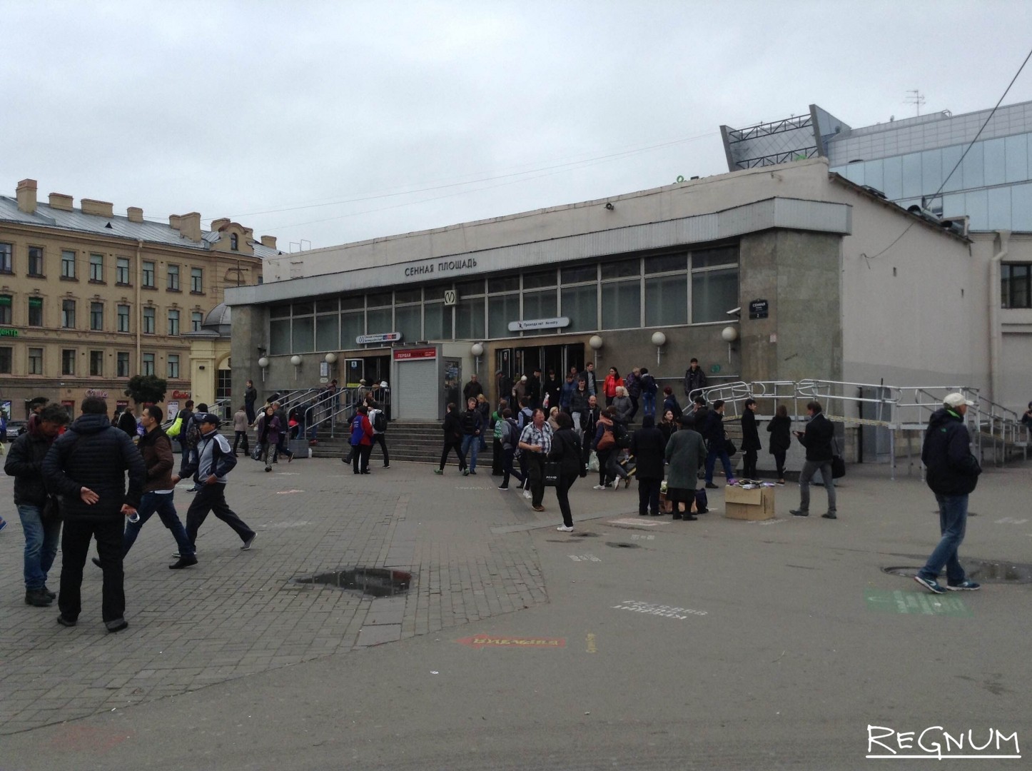 На Сенной площади Петербурга из пистолета тяжело ранили мужчину